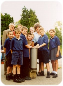 school shildren with the time capsule